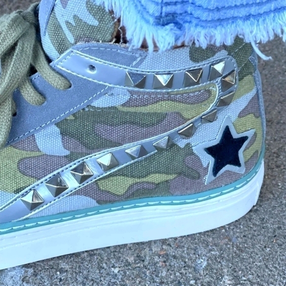 𝅺myra Camo Sneakers NWT - Picture 2 of 5